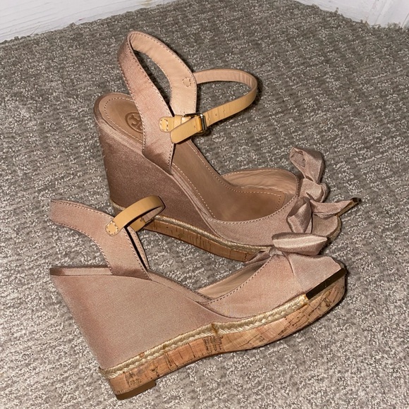 Tory Burch Penny Faille Bow Wedge size 9.5 EUC - Picture 3 of 4